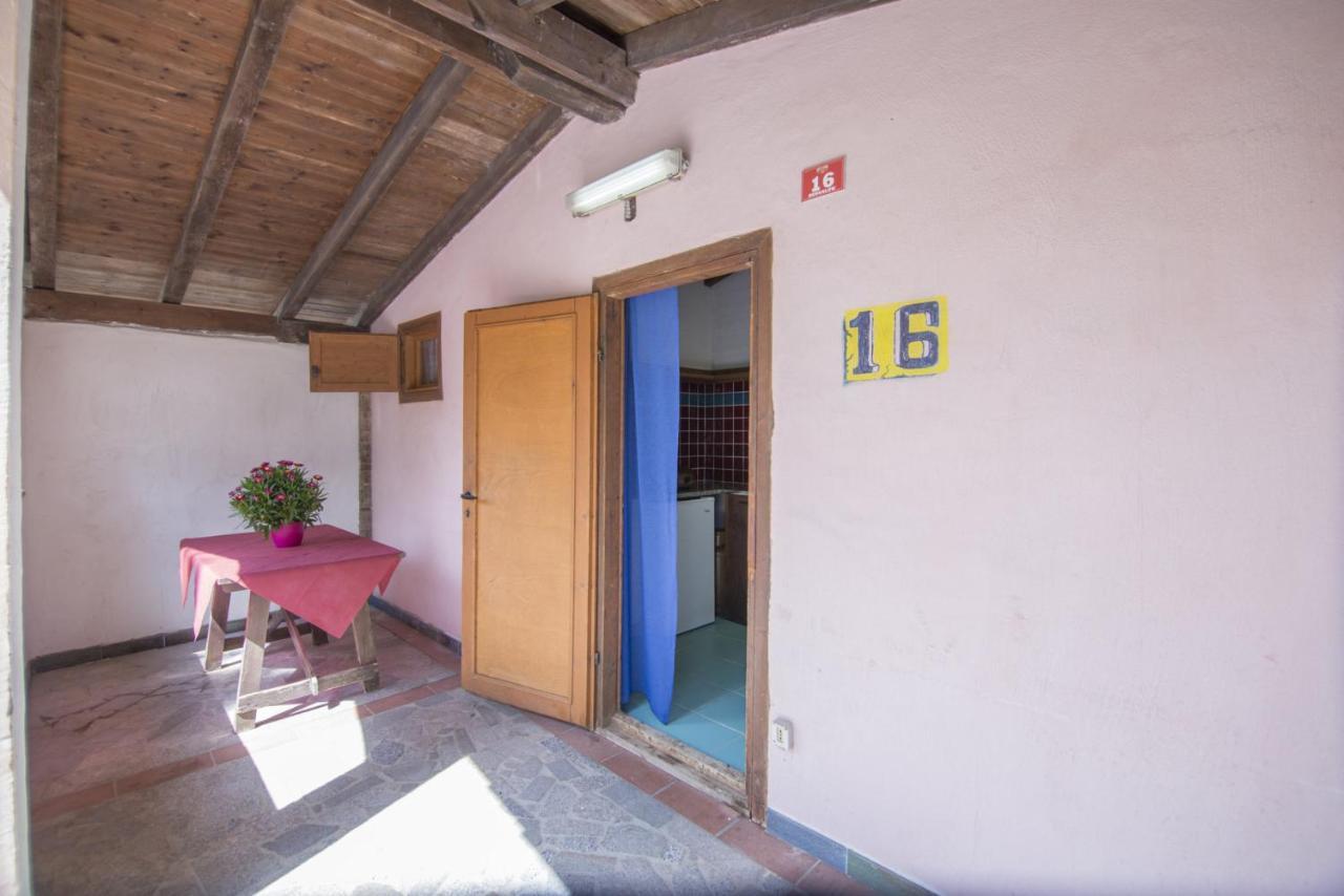Campeggio Villaggio Sos Flores Tortolì Buitenkant foto
